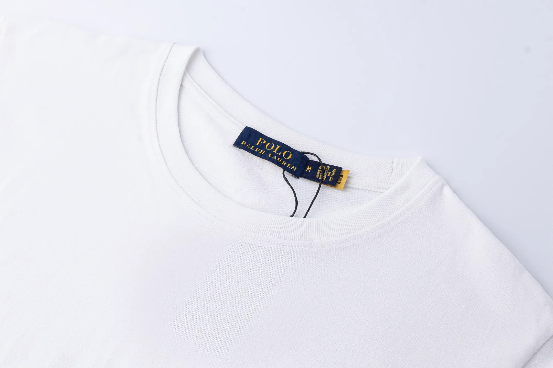 P126 Style number: 510 Ralph Lauren/Ralph Lauren 25ss new style pockets with pony embroidery on the hem, round neck short sleeves. The main logo on the neck has a QR code that can be scanned for verification, and the detailed bear logo embroidery is all high-density and made with imported Tajima machines, distinguishing it from low-end products on the market. 32 counts, 240g hydrophilic toner, 100% cotton fabric, comfortable and soft, highly breathable, focusing on high-end cost-effectiveness, needless to say good quality. Available in a variety of colors, both boys and girls can try this genderless style, giving them a yuppie tone in no time. Immerse yourself in your leisurely style, and have your own style in retro. Natural, vivid, and very French romantic feelings perfectly integrate the youthful atmosphere with the trend. The clever embellishment of the classic pony logo embroidery carries all the eye-catching points. Color: black, white, navy blue, orange Size: S-xL S Shoulder width 44 Bust 100 Sleeve length 22 Clothing length 68 M Shoulder width 46 Bust 104 Sleeve length 23 Clothing length 70 L Shoulder width 63 Bust 108 Sleeve length 24 Clothing length 72 xL Shoulder width 50 Bust 112 Sleeve length 25 Clothing length 74